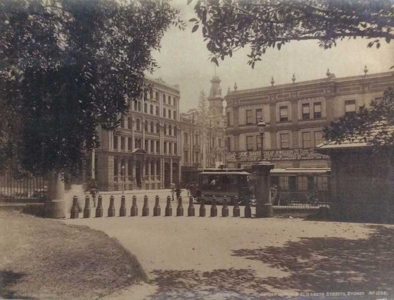 Corner Park and Elizabeth Streets, from Hyde Park, 1880-90. Behind tram, Clarendon Hotel and Joe Davis’ jeweller shop sign. Image: NSW State Library PXA 2113, box 56. Reproduction: Peter de Waal