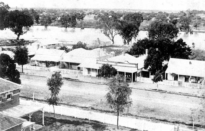 Early, c. 1880, view of Wentworth showing residences on a wide street, viewed from the Court House across Darling Street, with the Darling River running parallel behind. Image: SA State Library collection, PRG 1258/2/2772. Reproduction: Peter de Waal