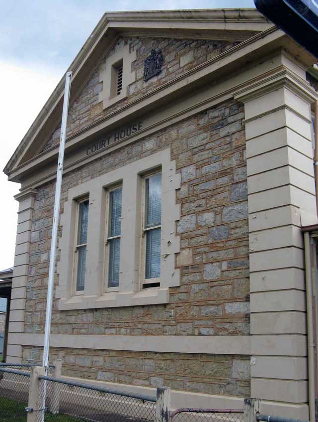 Molong courthouse, built 1862. Photo: Peter de Waal Molong courthouse, built 1862. Photo: Peter de Waal