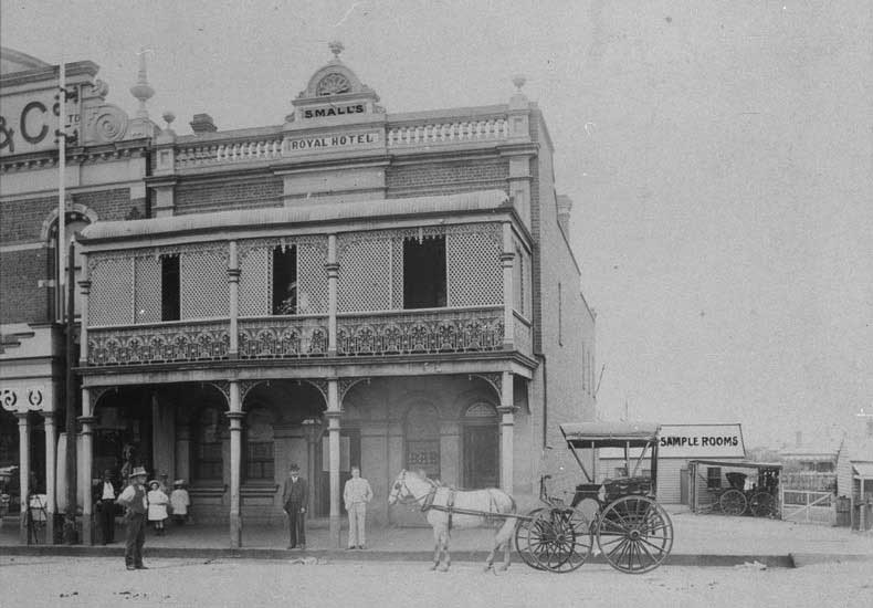 Small’s Royal Hotel, Temora, c. 1905. Image: NSW State Library collection. Reproduction: Peter de Waal Small’s Royal Hotel, Temora, c. 1905. Image: NSW State Library collection. Reproduction: Peter de Waal