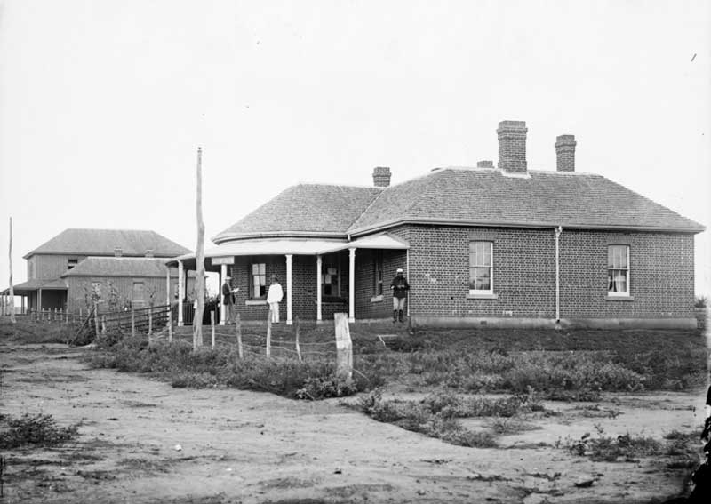 Wellington Courthouse, left, and Post Office, right, 1870-75. Image: NSW State Library collection. Reproduction: Peter de Waal