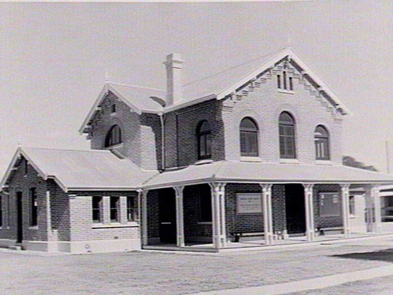 Walgett courthouse, 30 Jul-4 Aug 1979, (built 1881). Image: NSW State Library collection. Reproduction: Peter de Waal