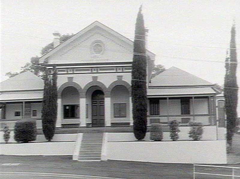 Exterior views of refurbished Lismore courthouse, 2 Dec 1986. Image: NSW State Library collection. Reproduction: Peter de Waal