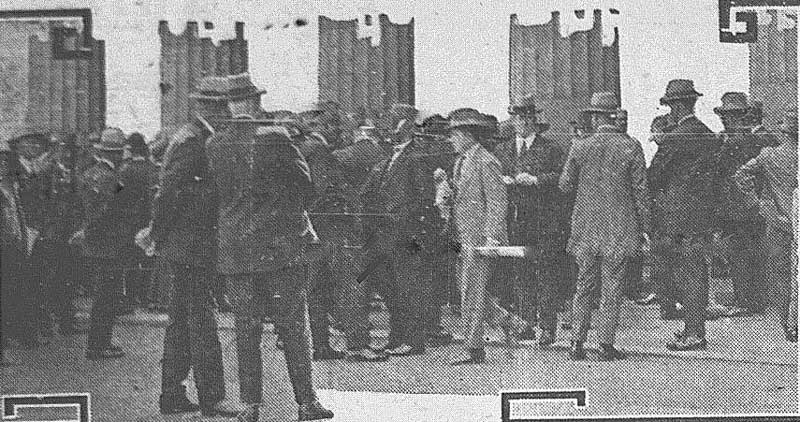 Early in the morning on each day of William Brauner and Neville Harris’ trial crowds of curious people choked the entrances to the Darlinghurst Criminal Court. Image: Truth, (Syd, NSW), Sun 28 Nov 1926, p. 13. Reproduction: Peter de Waal