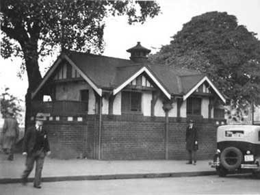 Public toilet at Hyde Park and St James Road, Sydney, c. 1934. Image: City of Sydney Library collection. Reproduction: Peter de Waal
