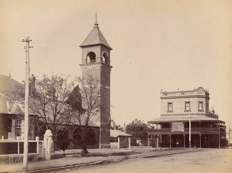 Parramatta courthouse, opened 25 Nov 1896, left, and Woolpack Hotel, 1898. Image: NSW State Library collection. Reproduction: Peter de Waal