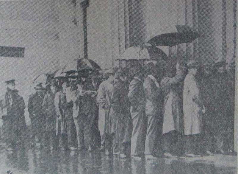 Section of a long queue waiting to attend Darlinghurst court. Image: Evening News, (Sydney, NSW), Mon 7 May 1928, p. 1. Reproduction: Peter de Waal