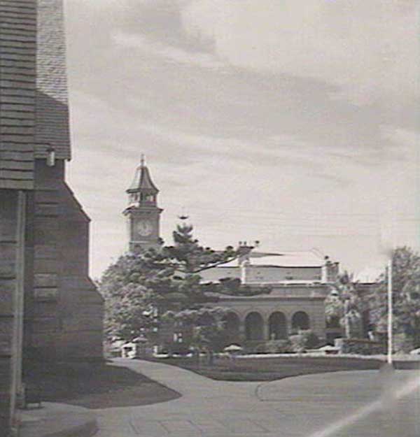 Wollongong courthouse from Anglican churchyard, 2 Jun 1949. Image: NSW State Library collection. Reproduction: Peter de Waal