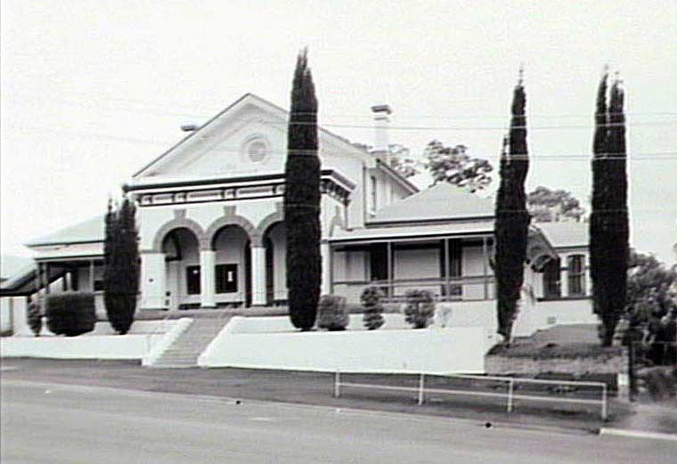 Exterior view of refurbished Lismore courthouse, 2 Dec 1986. Image: NSW State Library collection. Reproduction: Peter de Waal
