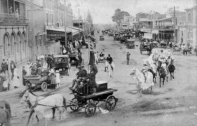 Procession in Smith Street with Kempsey Fire Brigade in foreground – Kempsey, NSW, c. 1912. Image: NSW State Library collection. Reproduction: Peter de Waal