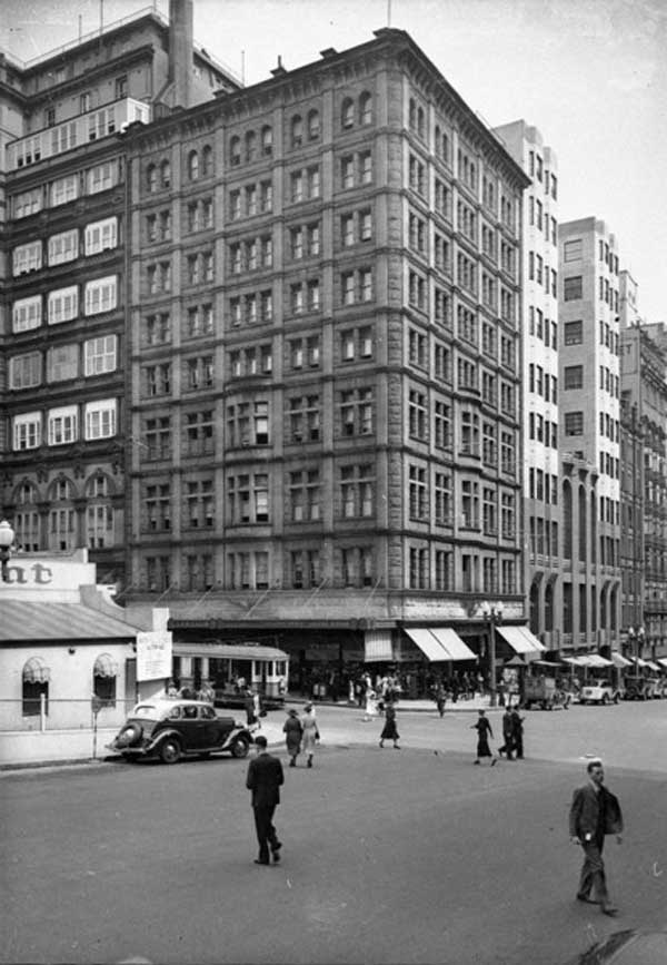 Hotel Australia, Martin Place and Castlereagh Street, 1900-1939. Im- age: NSW State Library collection. Reproduction: Peter de Wa